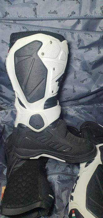 Vând ghete albe mărimea 42 noi și ghetele negri mărimea 46