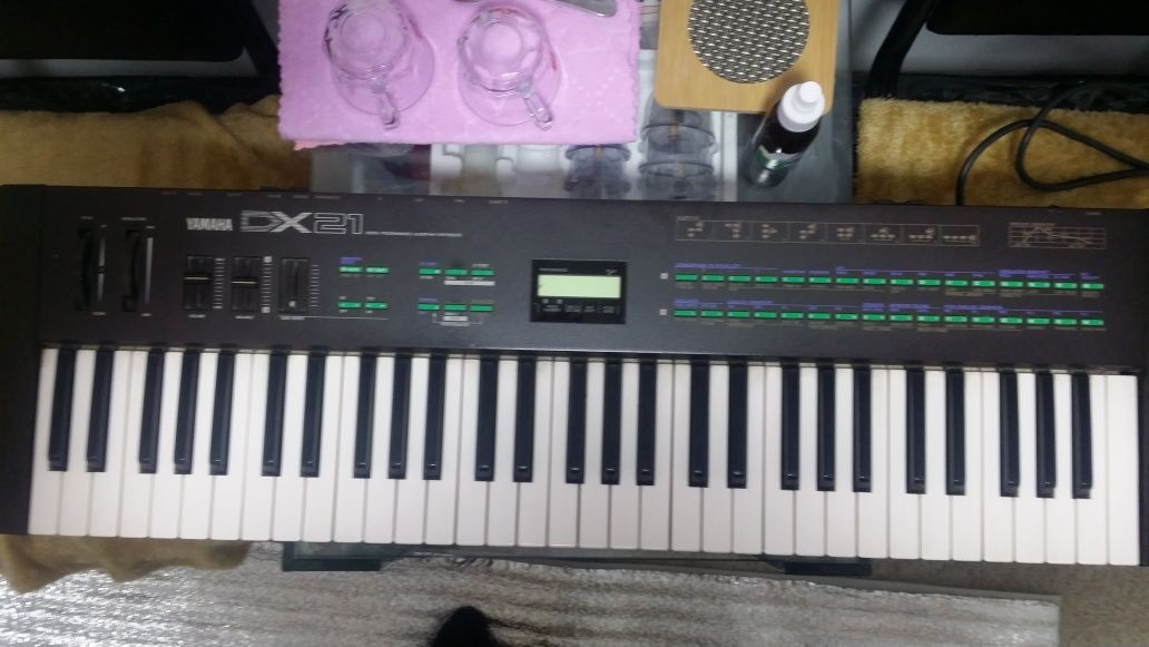 Yamaha DX21 синтезатор