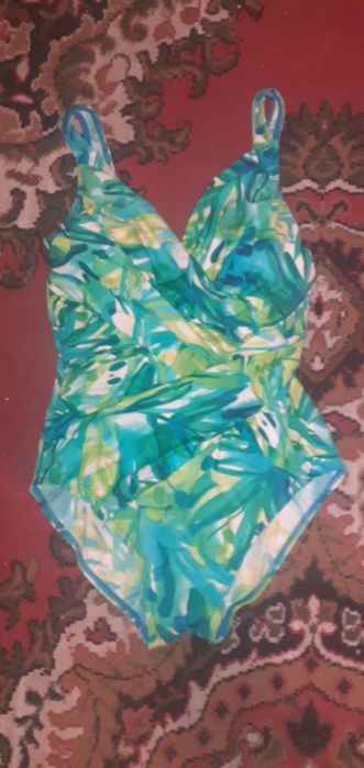 Продаються купальный инвентарь .2 маски,ручные ласты и купальник.