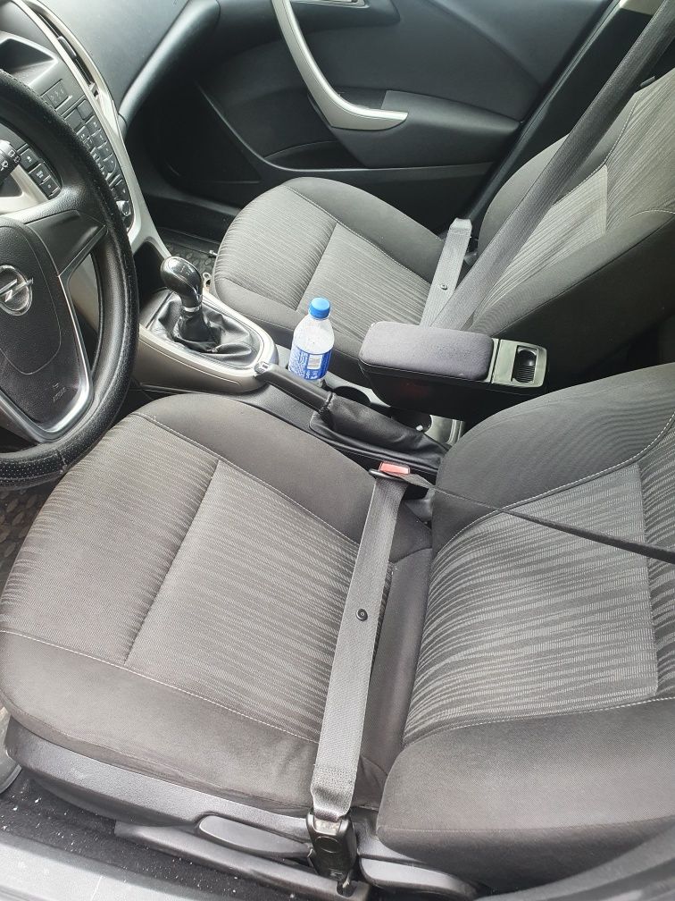 Dezmembrez Opel Astra J 1.7 CDTI
