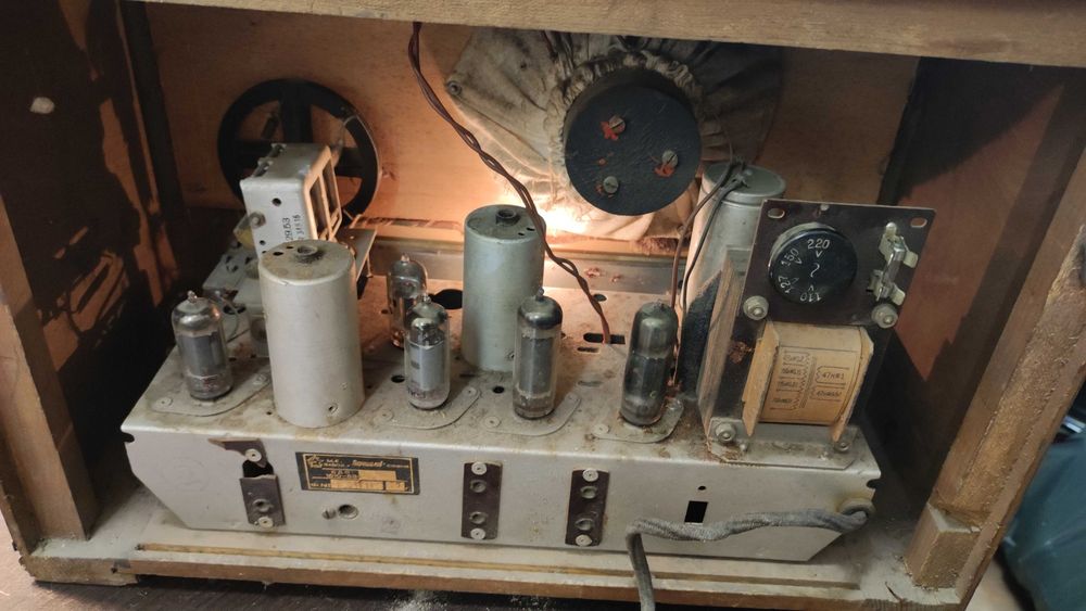 Стар радиоприемник Дружба от 1955 г.