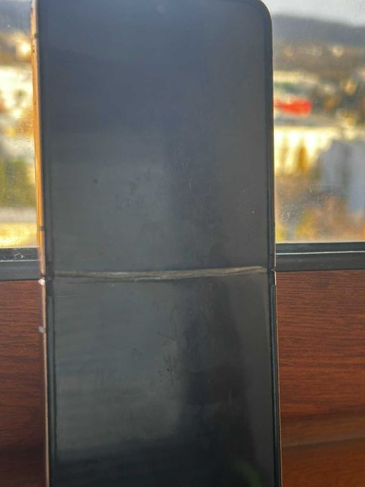 Продавам Samsung galaxy z flip 4