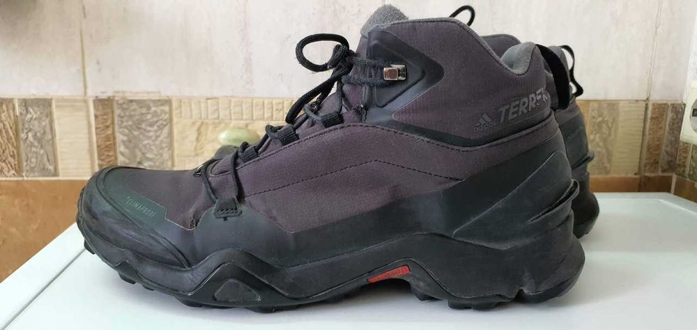Оригинальные зимние кроссовки Adidas Terrex. Размер 46