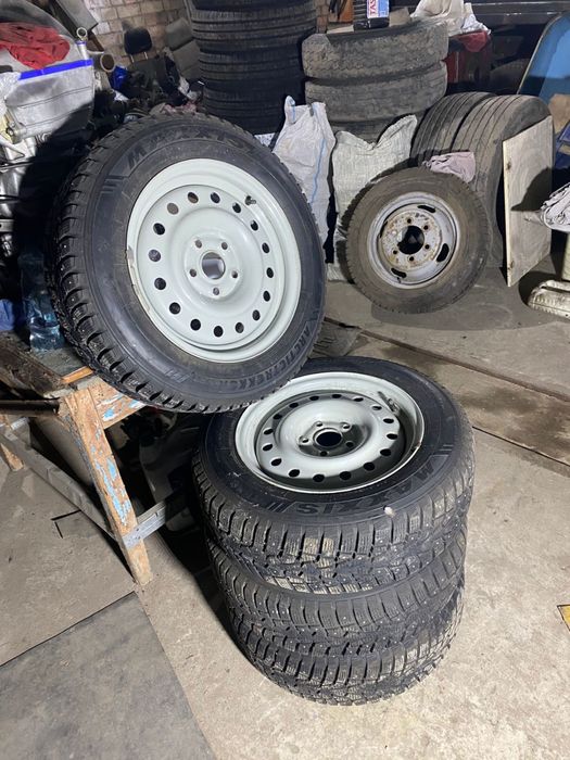 Продам резину и штампы на Волгу MAXXIS баллон новый