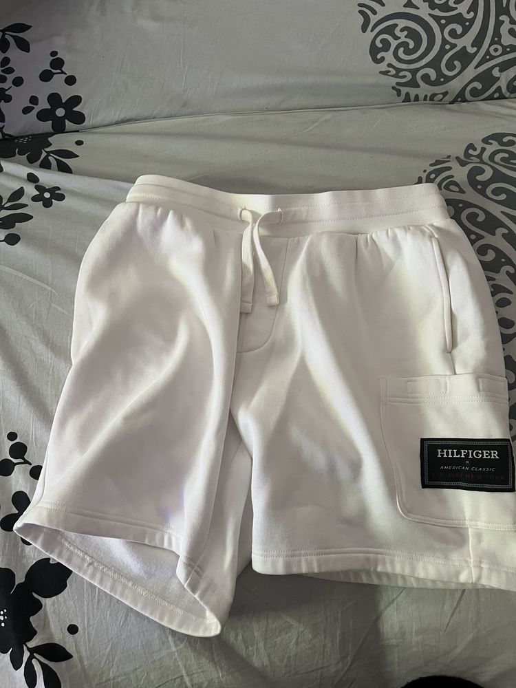 Tommy Hilfiger.