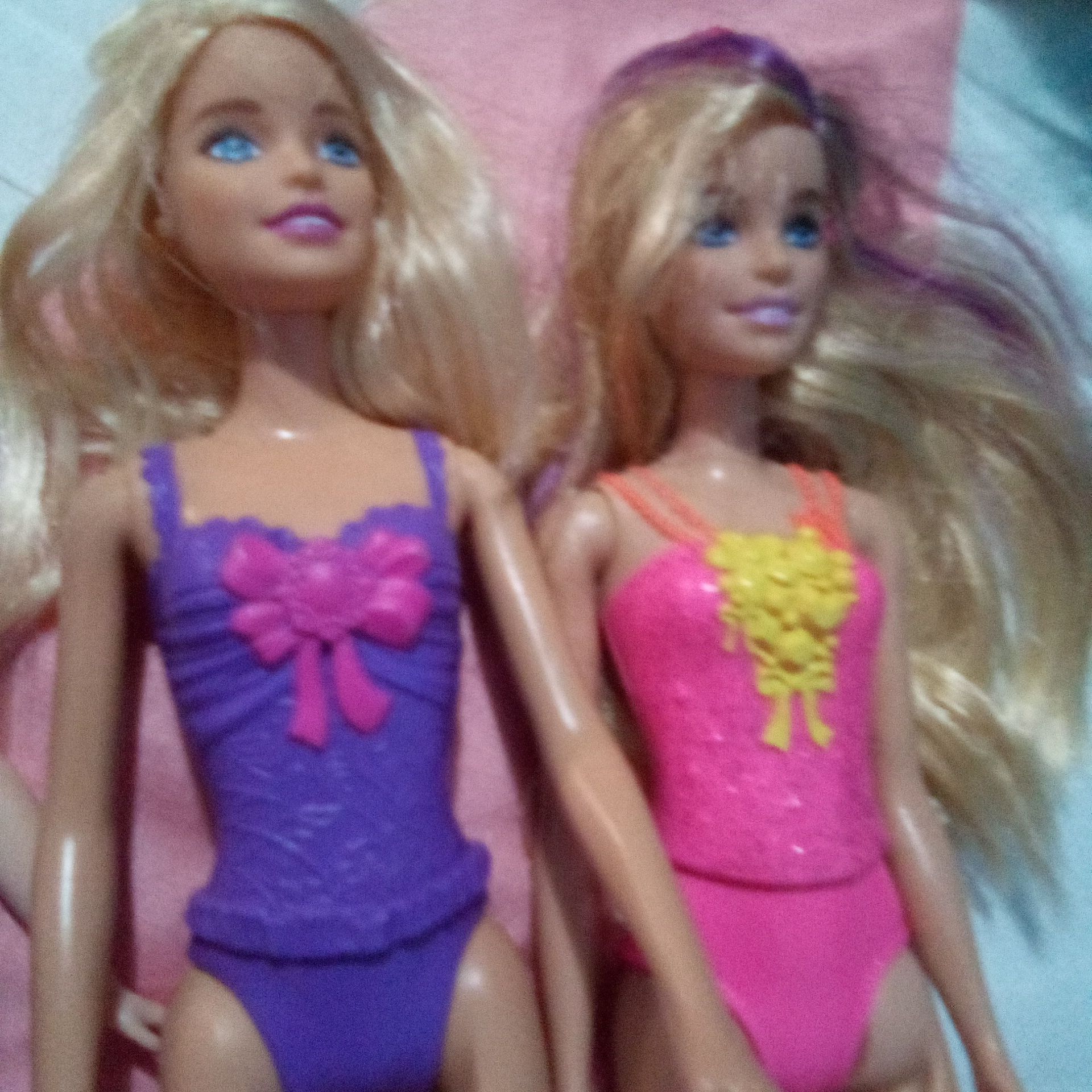 Lot papusi,2 Barbie și una disney