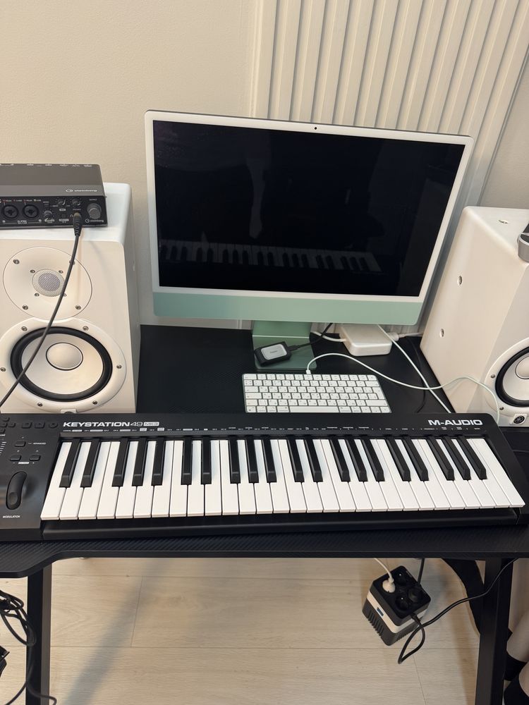 Моноблок Apple iMac 24 Green (MJV83RU/A)