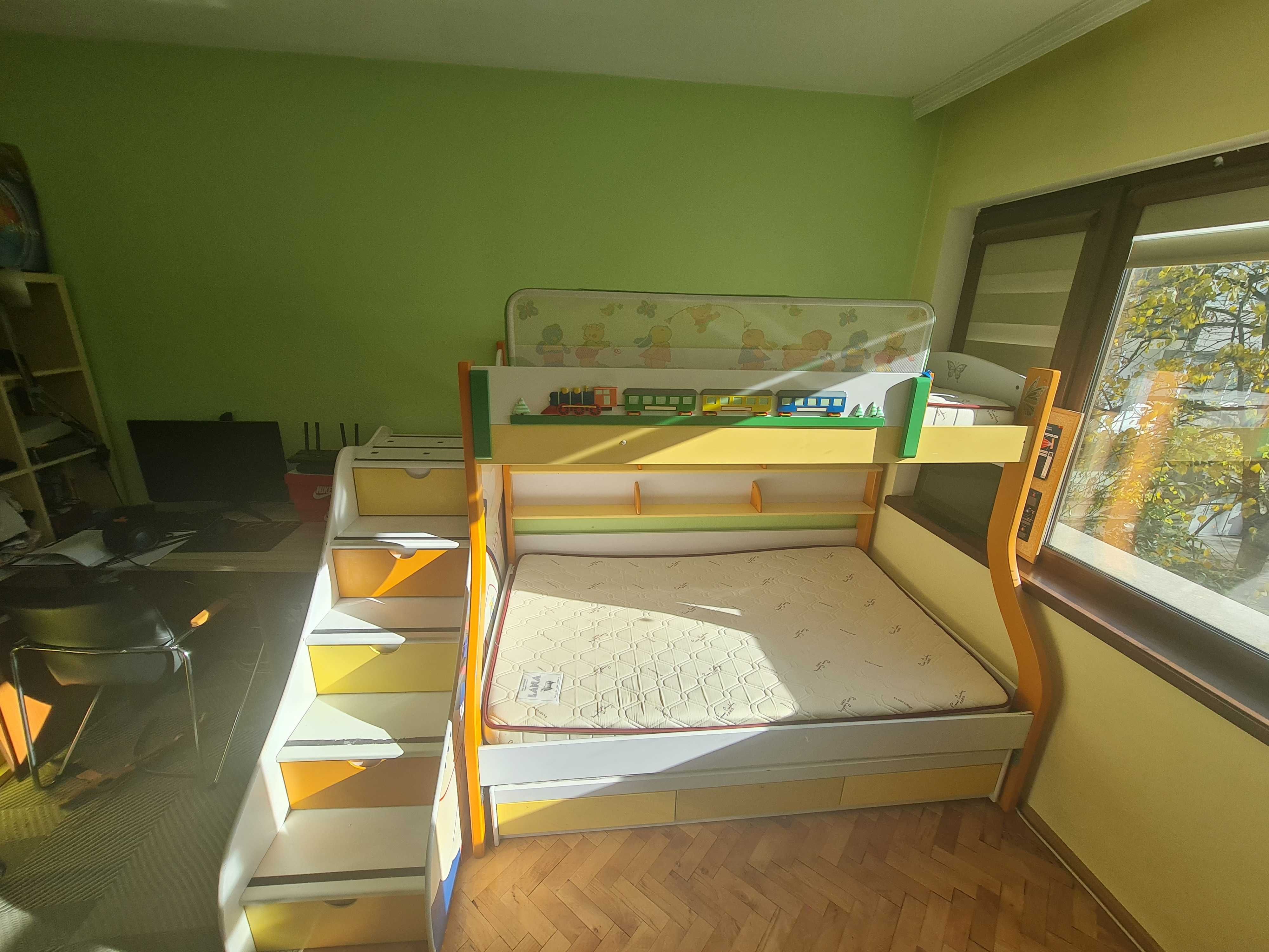 Продавам 3-етажно легло с матраци