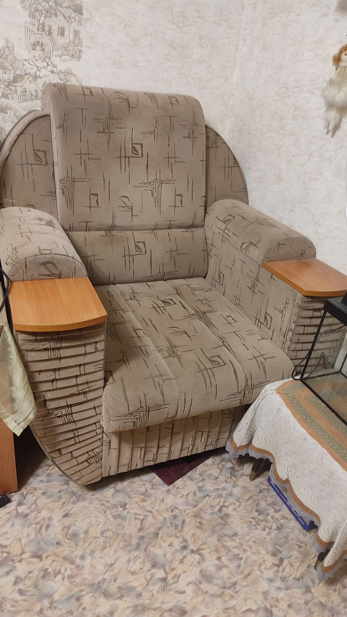 Продам диван угловой в комплекте с тумбой и креслом