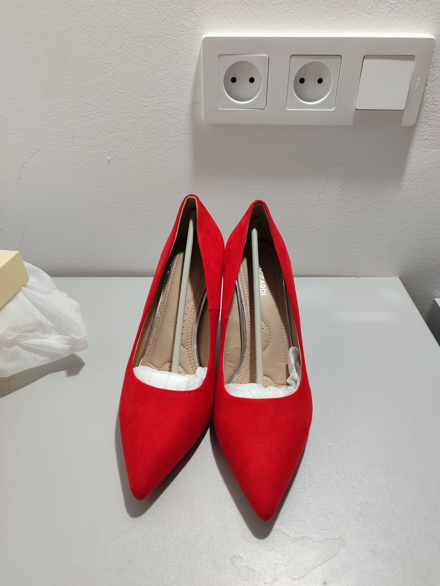 Красные туфли новые