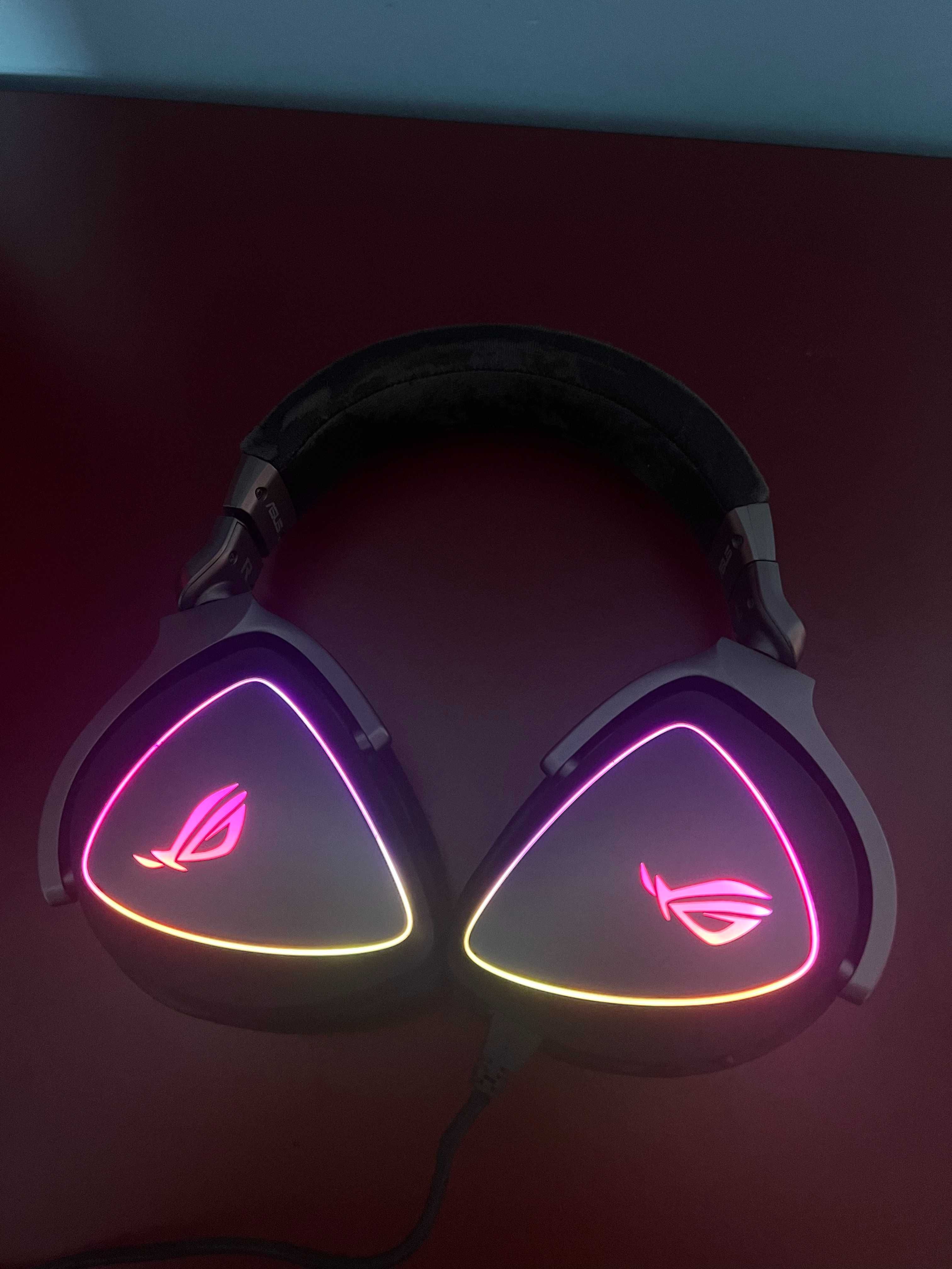 Casti ROG Delta RGB - cu iluminare personalizabila, sunet excelent!