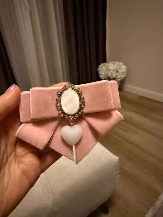 Елегантна брошка с естествен камък