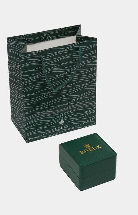 Женские наручные часы коробка с документами и подаричный пакет