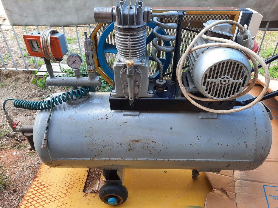 Compresor aer 200 L 10 bar.