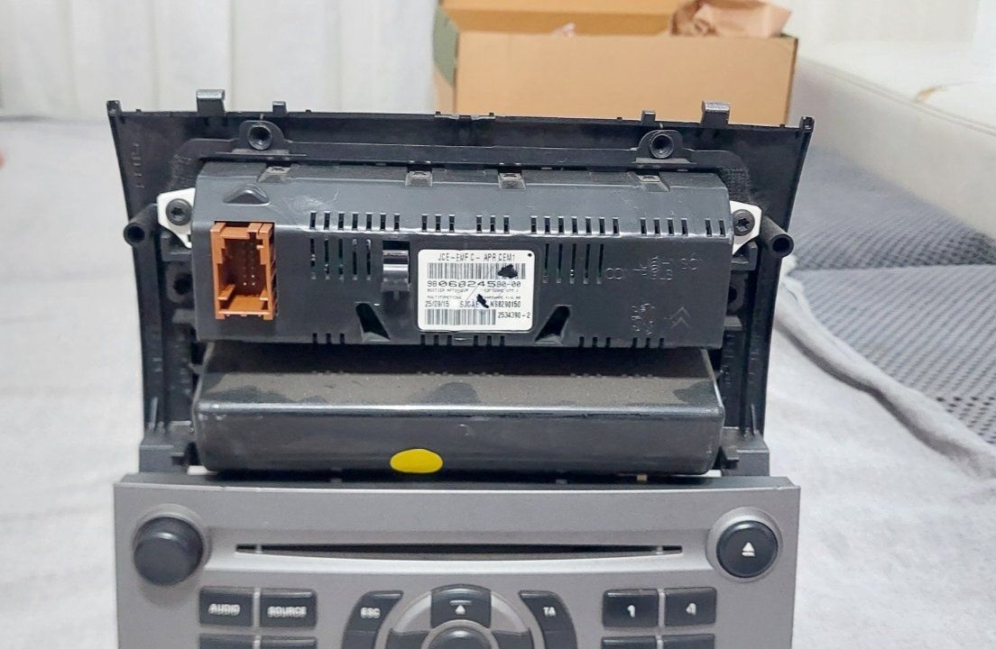 Оригинален дисплей за Пежо 407 CD стерео
