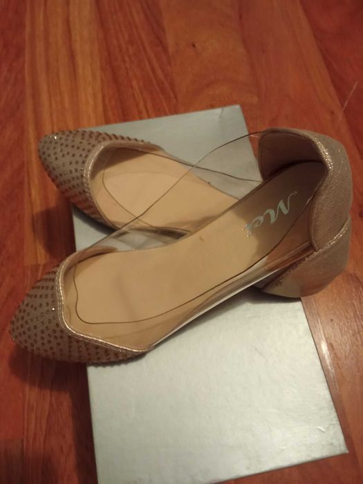 Vand balerini aurii marimea 38 , noi - 30 lei