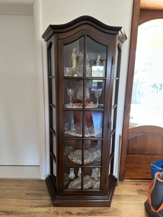 Set complet dining-sufragerie finisaj mahon, model Tudor