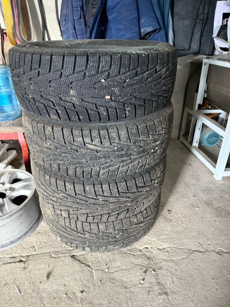 Продам всесезонные шины почти новые, только месяц был в носке