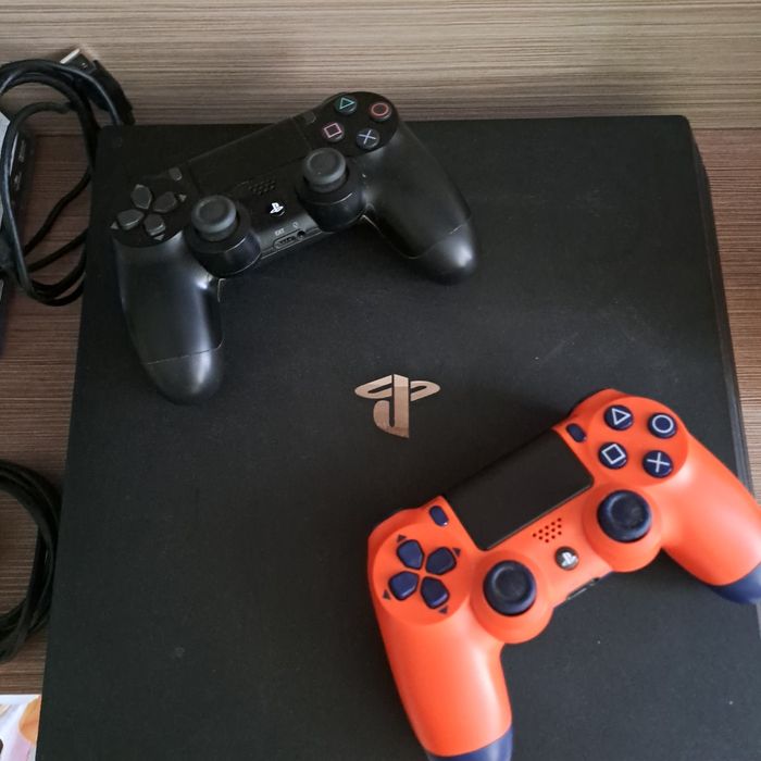 Ps4 pro 1t с 4 игри и 2 контролера
