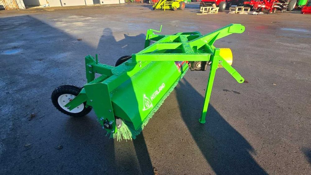 Широкий захват чистоты – щетка Kerland 2.0м навесная