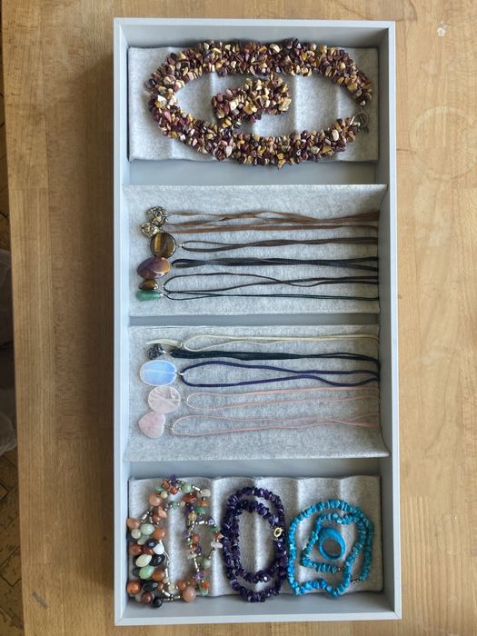 Бижута от полускъпоценни камъни