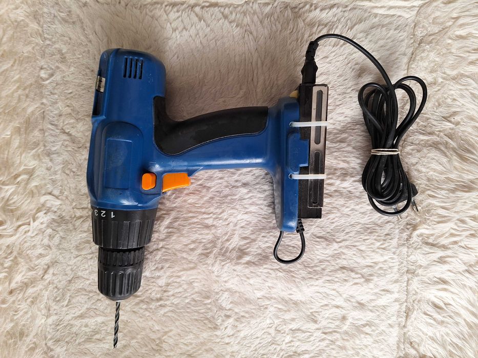 Bormasina de gaurit si insurubat, alimentare 220 v, priza USB