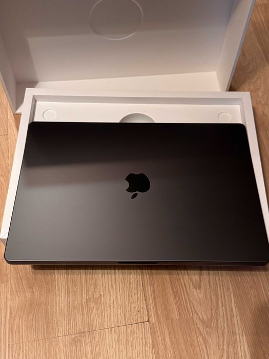 MacBook Pro 16" M4 Max 64GB ram 2TB ssd AppleCare+