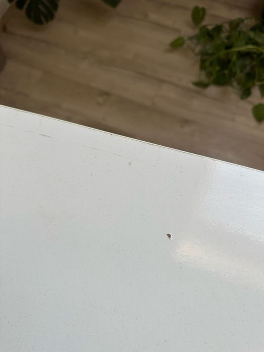Birou alb cu detalii aurii