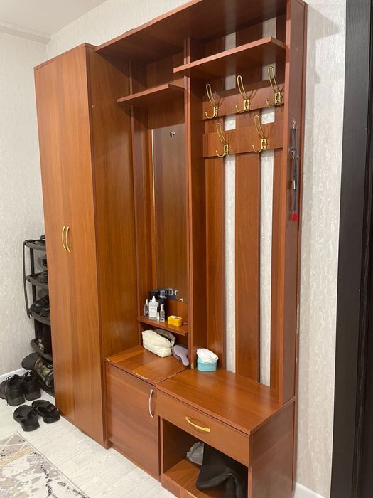 Прихожая с зеркалом, шкафом и полками для одежды и обуви 35 тыс