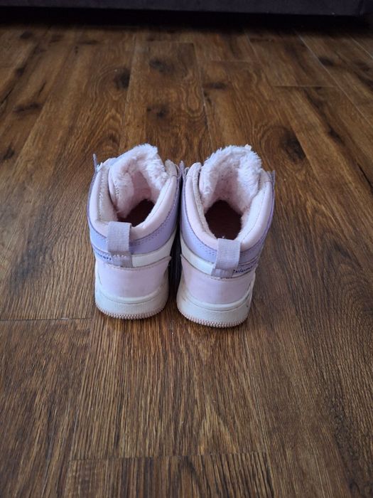 Продаются детские кроссовки на меху, в отличном состоянии