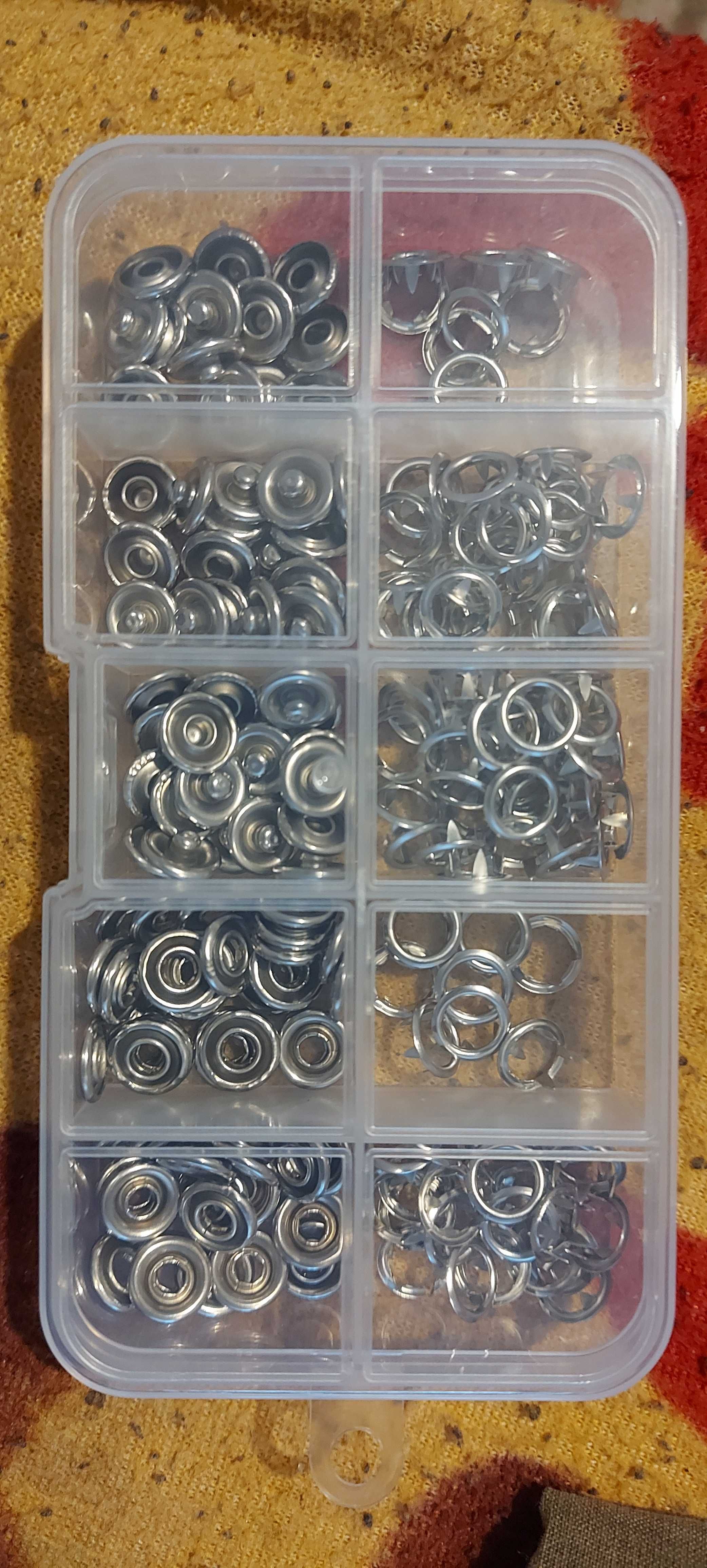 Set de 100 de nasturi pentru haine cu cleste inclus .