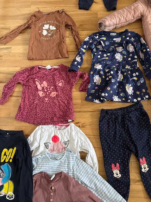 Малък сет с много хубави дрешки за момиче 86/92