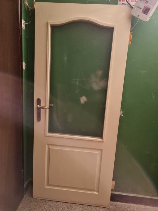 Интериорна врата със стъкло