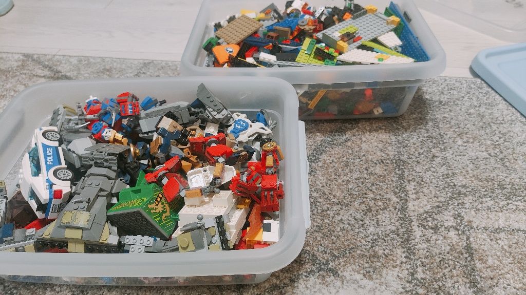 Cutii piese Lego