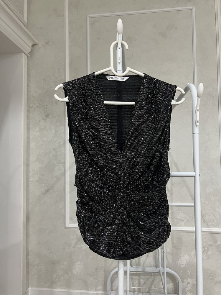 Топ с пайетками и плиссировкой от ZARA