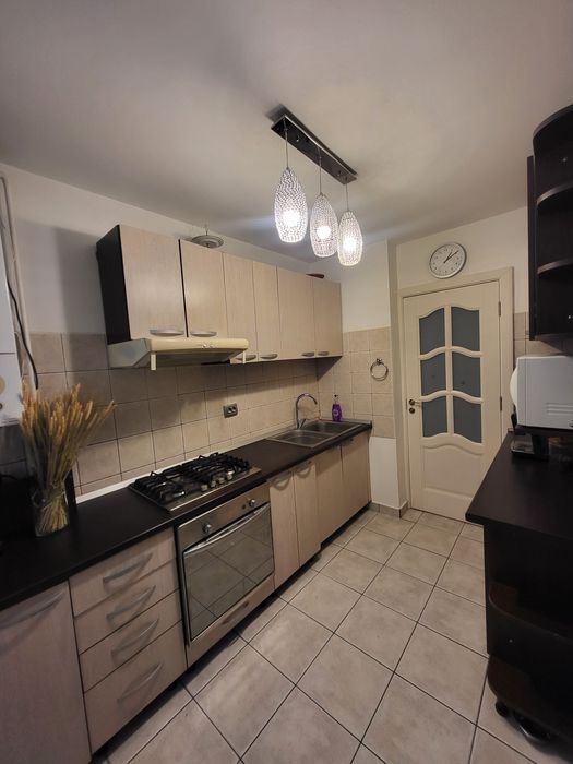 Direct proprietar Închiriez apartament 4 camere centrala proprie