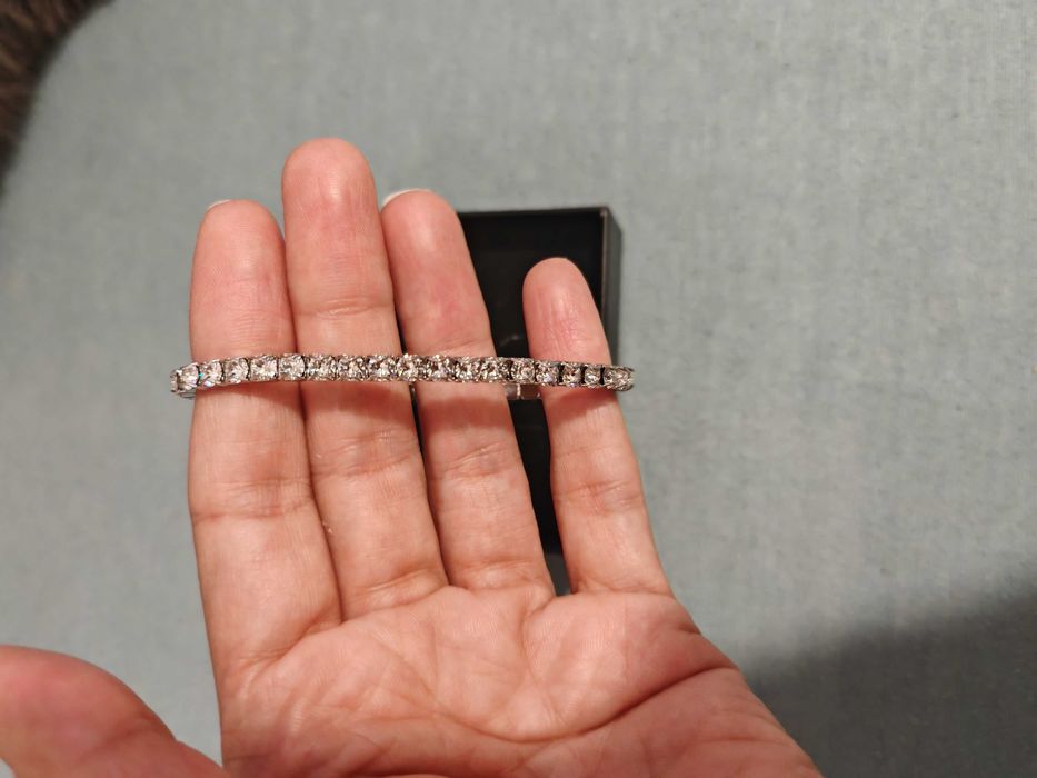 Гривна SWAROVSKI, нежна и ефектна