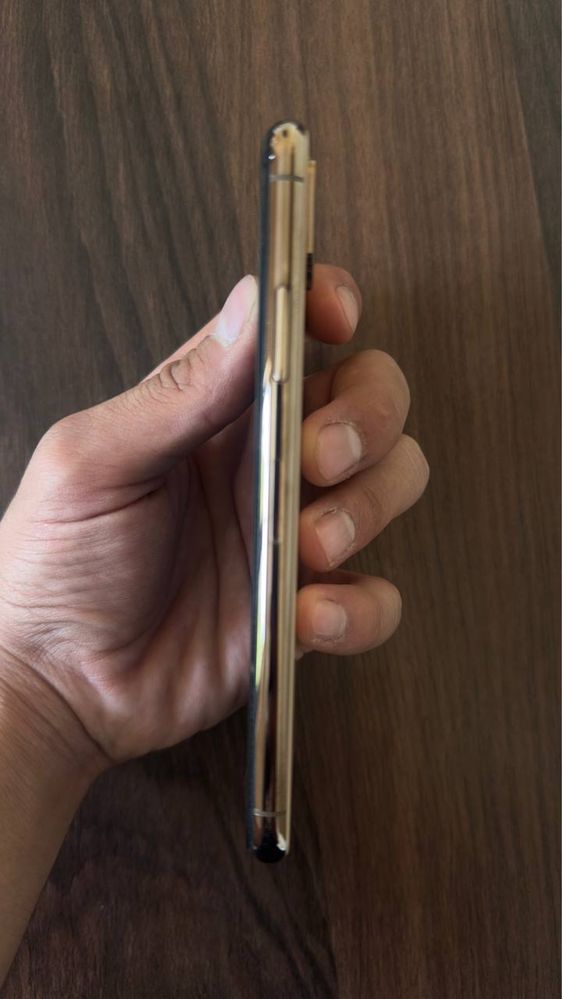 Iphone xs gold  64 gb ideal.