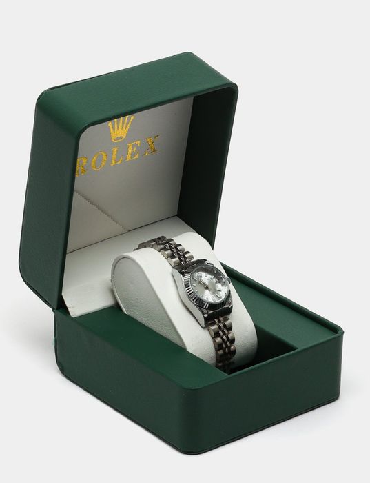 Женские наручные часы коробка с документами и подаричный пакет