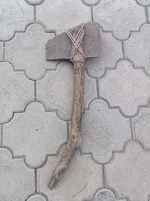 Каменный топор для Хэллоуина и других тематических вечеринок