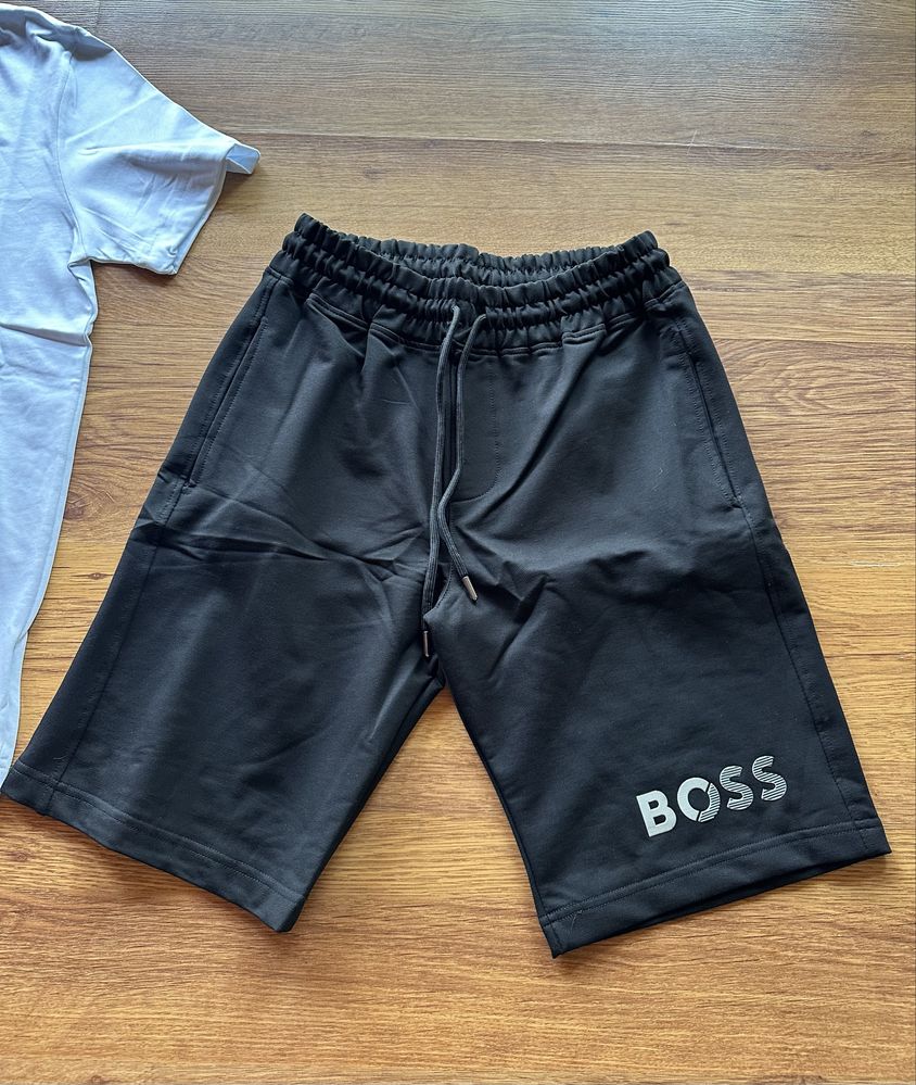 Мъжки,памучен,къс екип Hugo BOSS с бяла тениска,гумирано лого