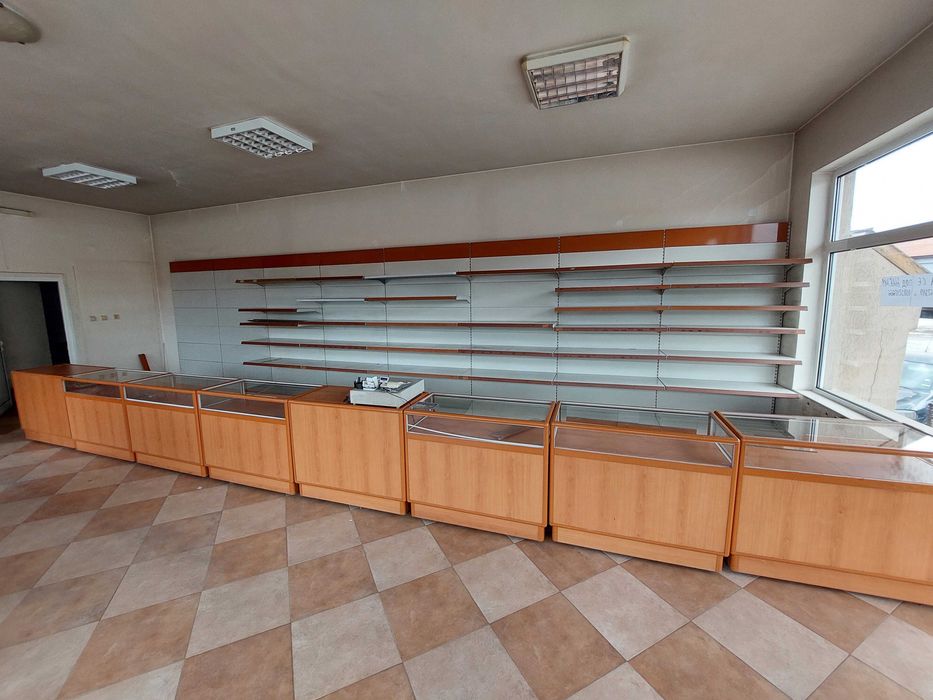 Магазинни стелажи и витрини