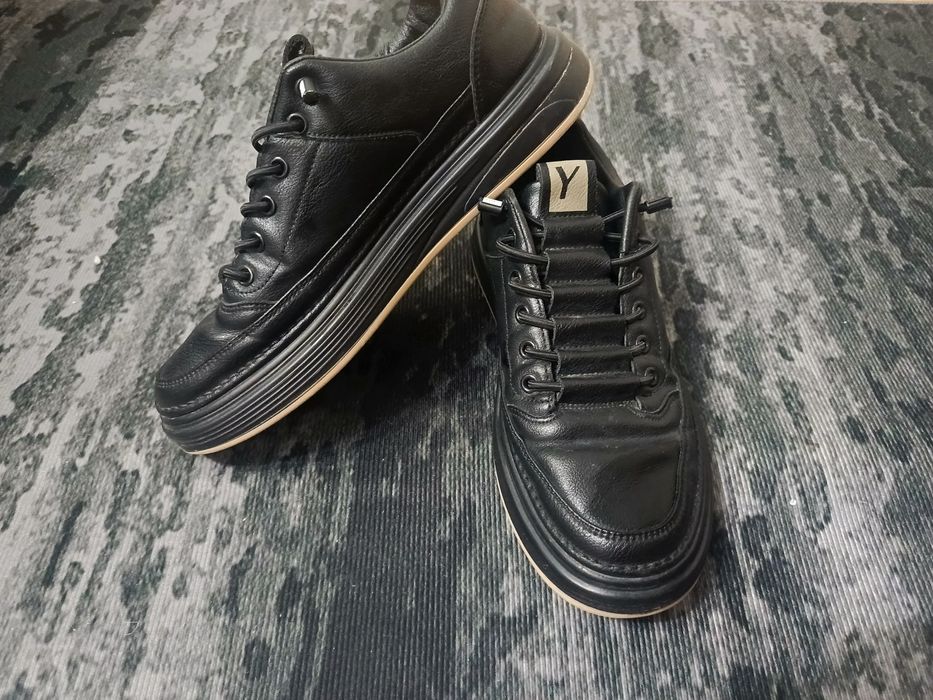 Продам кеды летние по 2500 за пару.