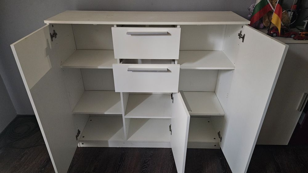 Мебели - шкаф/скрин, етажерки и стъклена маса