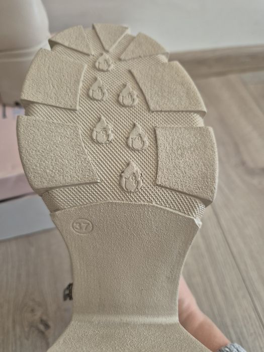 Чисто нови дамски боти