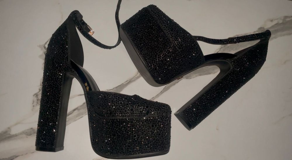 Елегантни обувки на висок ток с камъни