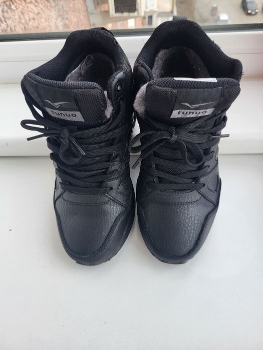 Продам зимнюю обувь на мальчика .Размер 38 .кожаные на цегейке