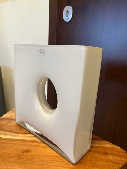 Продавам ваза от бяло стъкло