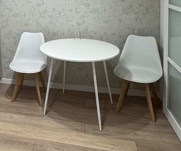 Продам стол и два стула в хорошем состоянии