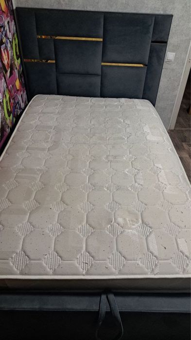 Кровать с матрацем